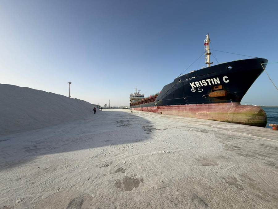Port of Zarzis, bulk carrier loading salt